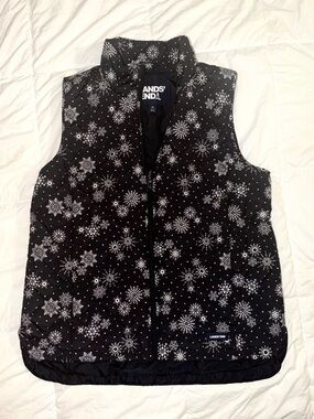 Lands' End Black Snowflake Print Puffer Vest Women’s 10-12